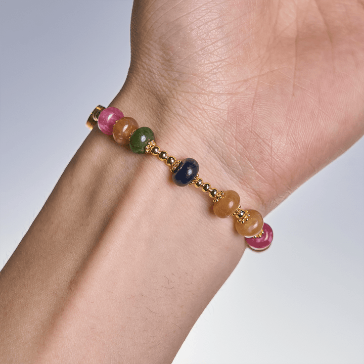 Bracelet en perles de tourmaline et boulier, orné d'une croix et d'une médaille miraculeuse, proposé par Christianartworkshop. - image 2
