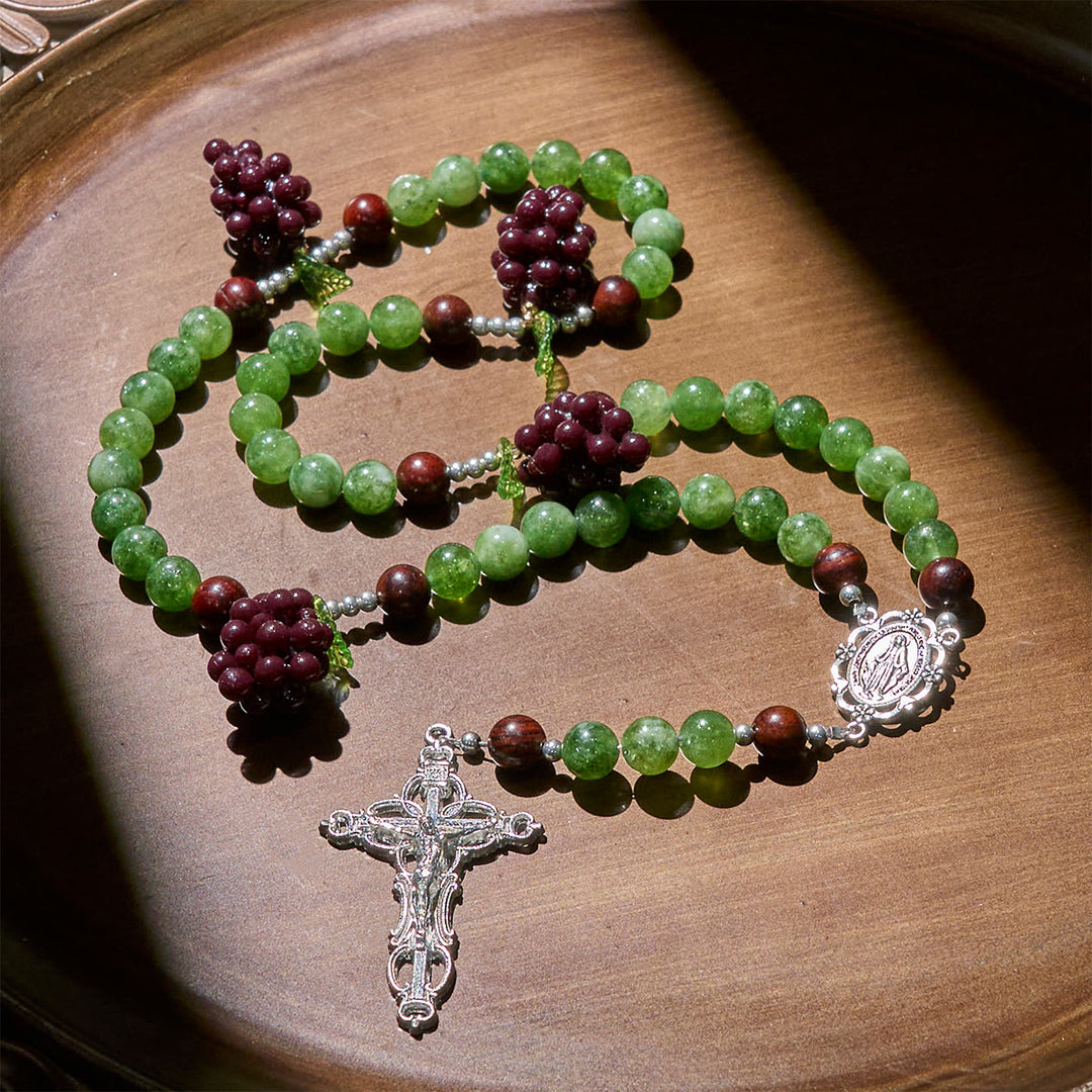 Chapelet en perles de raisin vertes et violettes inspiré par le Christ, la Vraie Vigne, de Christianartworkshop - image 5