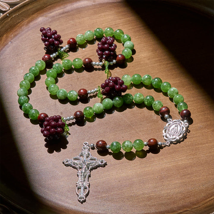 Chapelet en perles de raisin vertes et violettes inspiré par le Christ, la Vraie Vigne, de Christianartworkshop - image 5