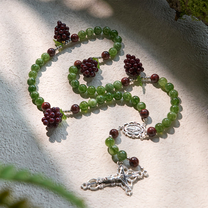 Chapelet en perles de raisin vertes et violettes inspiré par le Christ, la Vraie Vigne, de Christianartworkshop - Médaille miraculeuse et crucifix - image 0