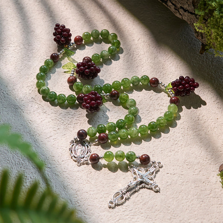 Chapelet en perles de raisin vertes et violettes inspiré par le Christ, la Vraie Vigne, de Christianartworkshop - image 1