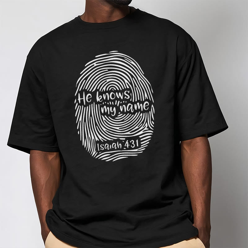T-shirt unisexe Christianartworkshop « Il connaît mon nom » avec empreinte digitale et verset biblique - image 1