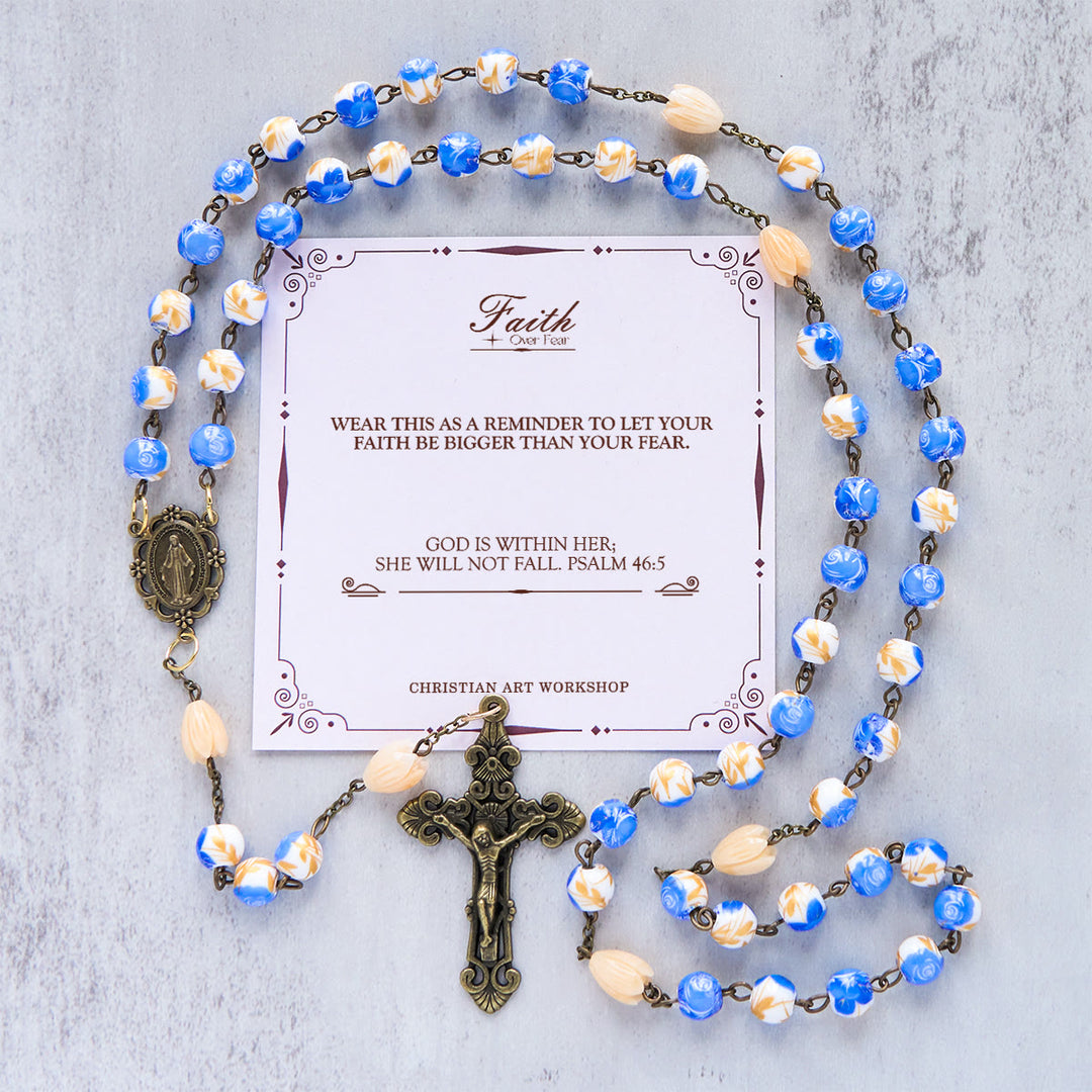 Christianartworkshop Jésus est le don : Chapelet floral fait main avec perles de roses bleues et muguet - LA FOI PLUTÔT QUE LA PEUR - image 3