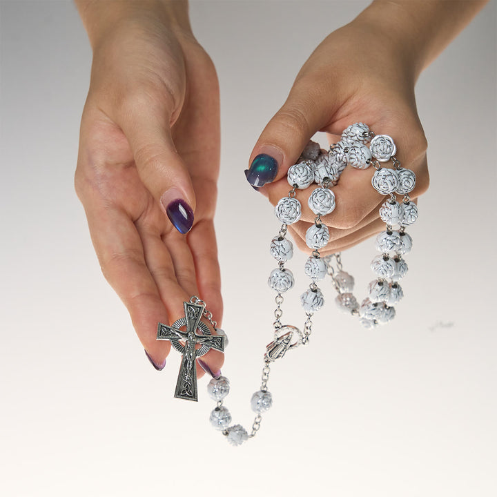 Christianartworkshop Chapelet et bracelets de dévotion en perles de rose blanche délicates avec la Vierge Marie - image 5