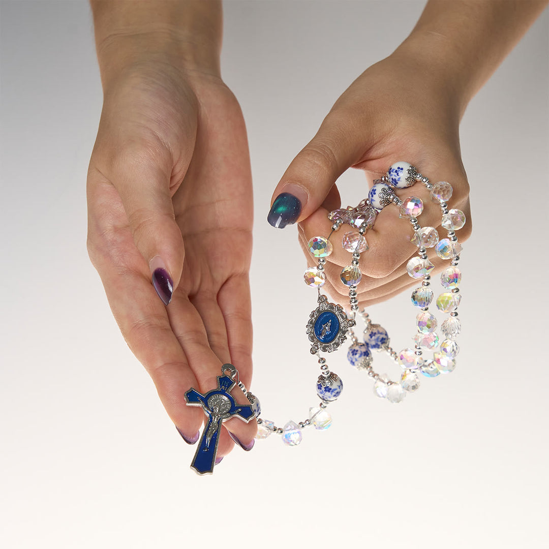 Christianartworkshop Chapelet en cristal brillant et perles florales bleues, avec crucifix en émail et représentation de Notre-Dame. - image 5