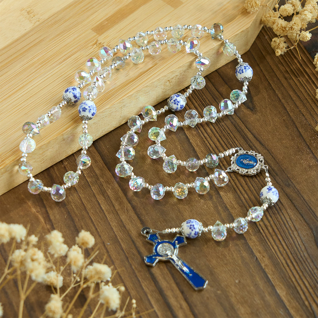 Christianartworkshop Chapelet en cristal brillant et perles florales bleues, avec crucifix en émail et représentation de Notre-Dame. - image 4