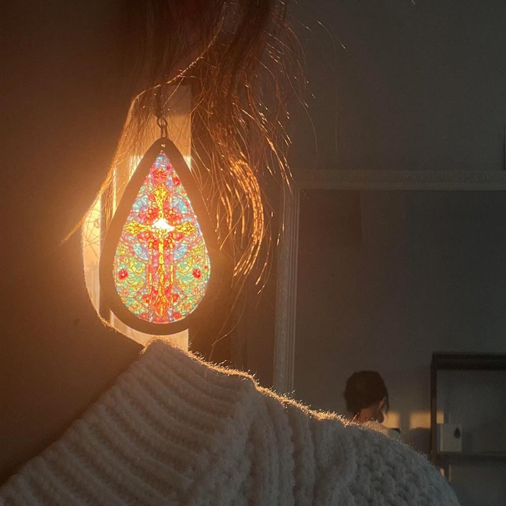 Boucles d'oreilles en forme de larme « Glorious Grace » de Christianartworkshop, inspirées des vitraux colorés des églises. - UN - image 0