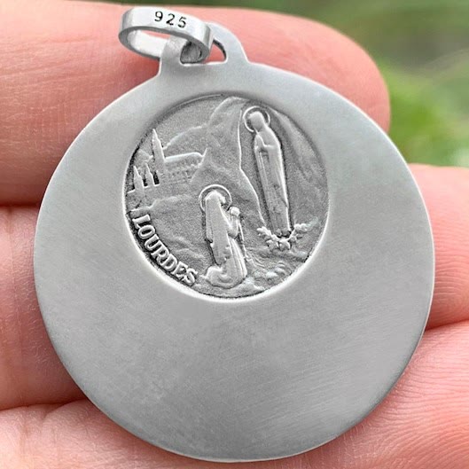 Collier pendentif gracieux de la Vierge Marie en argent sterling 925, idéal pour la dévotion quotidienne, par Christianartworkshop - image 6