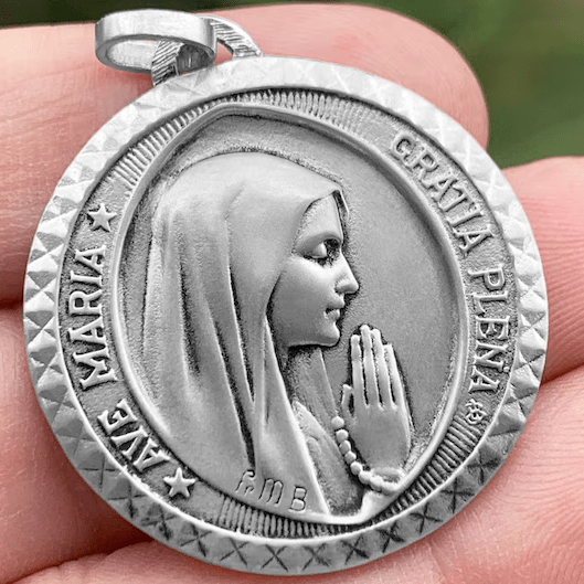 Collier pendentif gracieux de la Vierge Marie en argent sterling 925, idéal pour la dévotion quotidienne, par Christianartworkshop - image 3