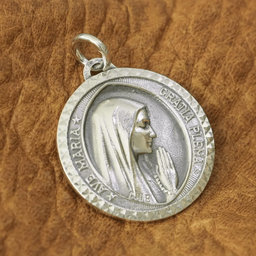 Collier pendentif gracieux de la Vierge Marie en argent sterling 925, idéal pour la dévotion quotidienne, par Christianartworkshop - Vierge Marie - image 0