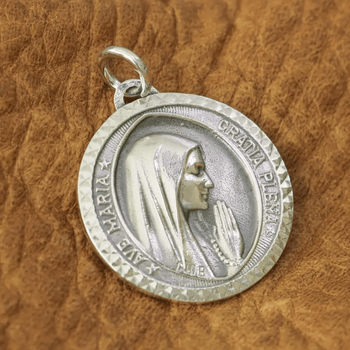 Collier pendentif gracieux de la Vierge Marie en argent sterling 925, idéal pour la dévotion quotidienne, par Christianartworkshop - Vierge Marie - image 0