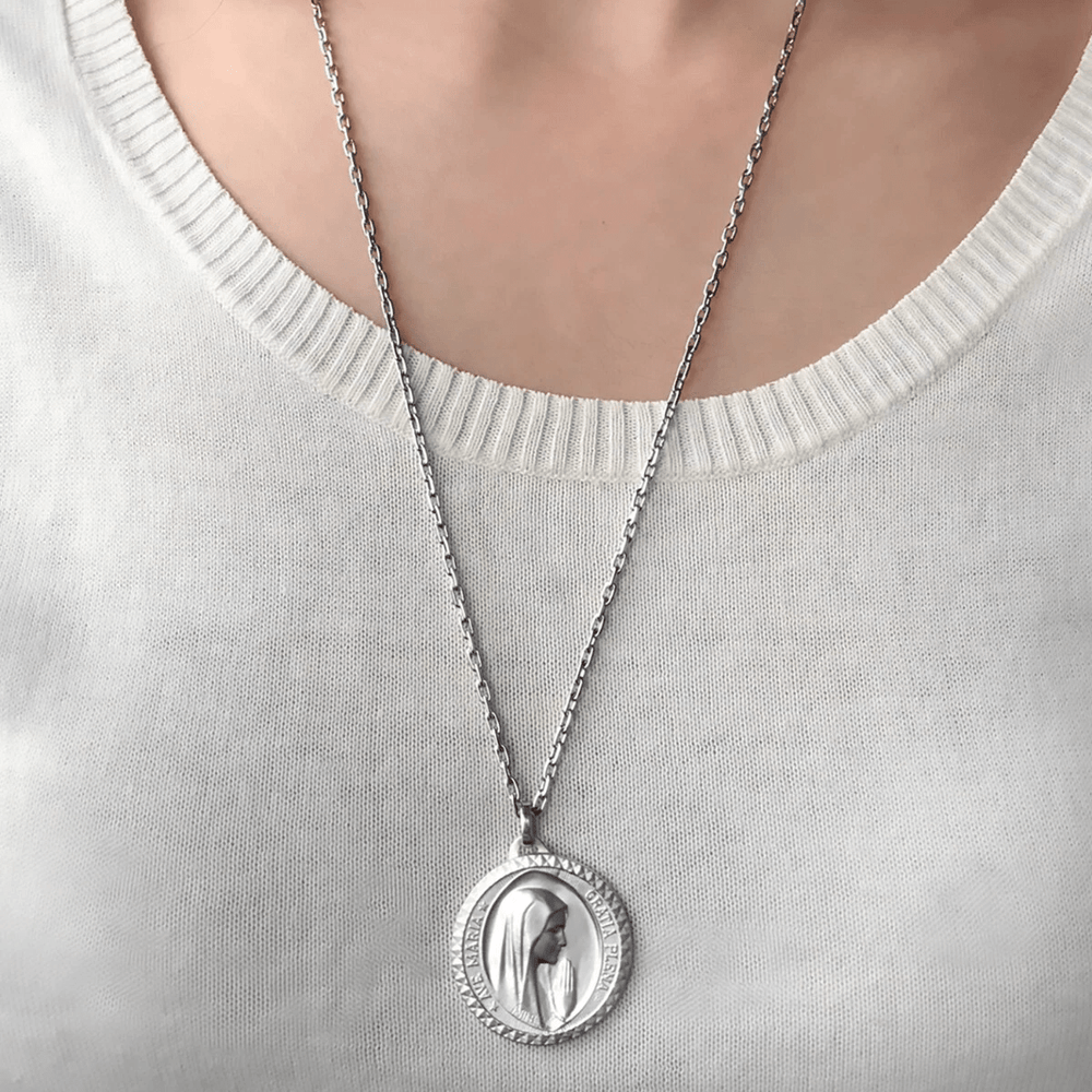Collier pendentif gracieux de la Vierge Marie en argent sterling 925, idéal pour la dévotion quotidienne, par Christianartworkshop - image 1