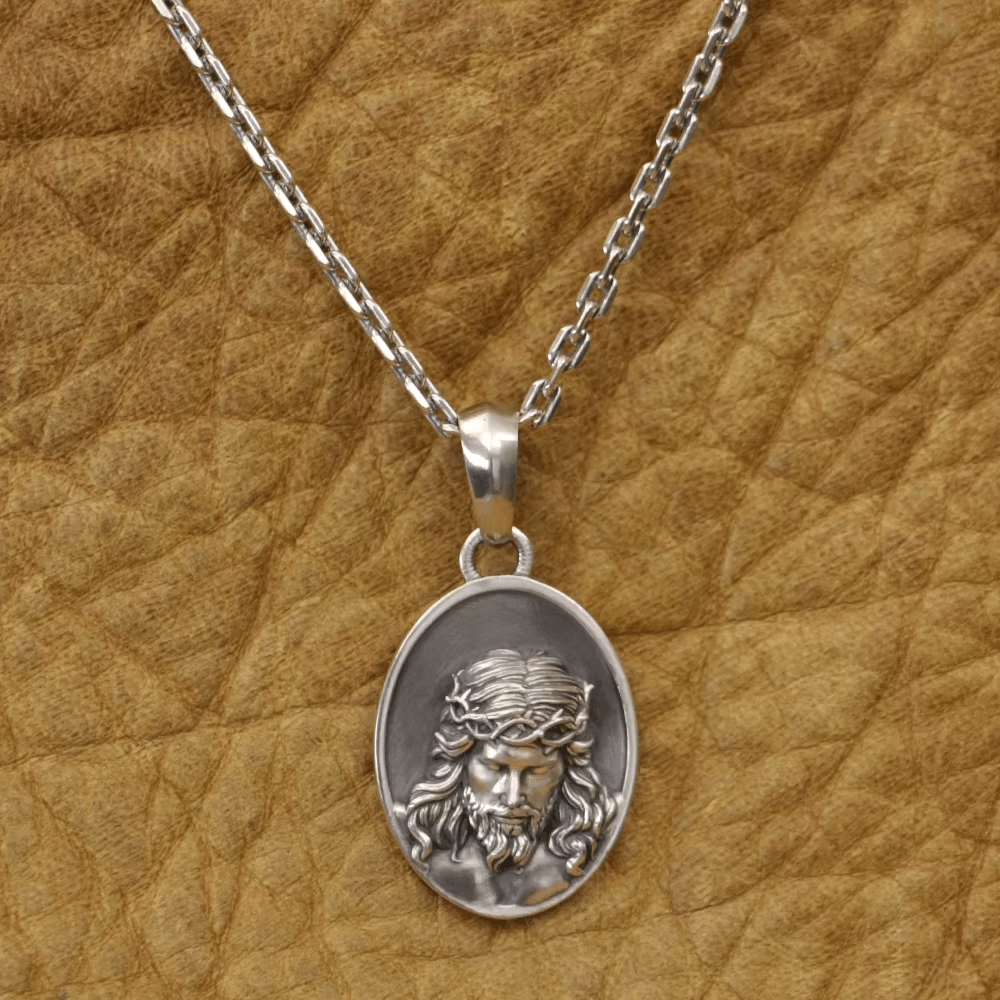 Collier médaille Jésus Couronne d'épines en argent 925 de Christianartworkshop : un rappel de son sacrifice - image 1