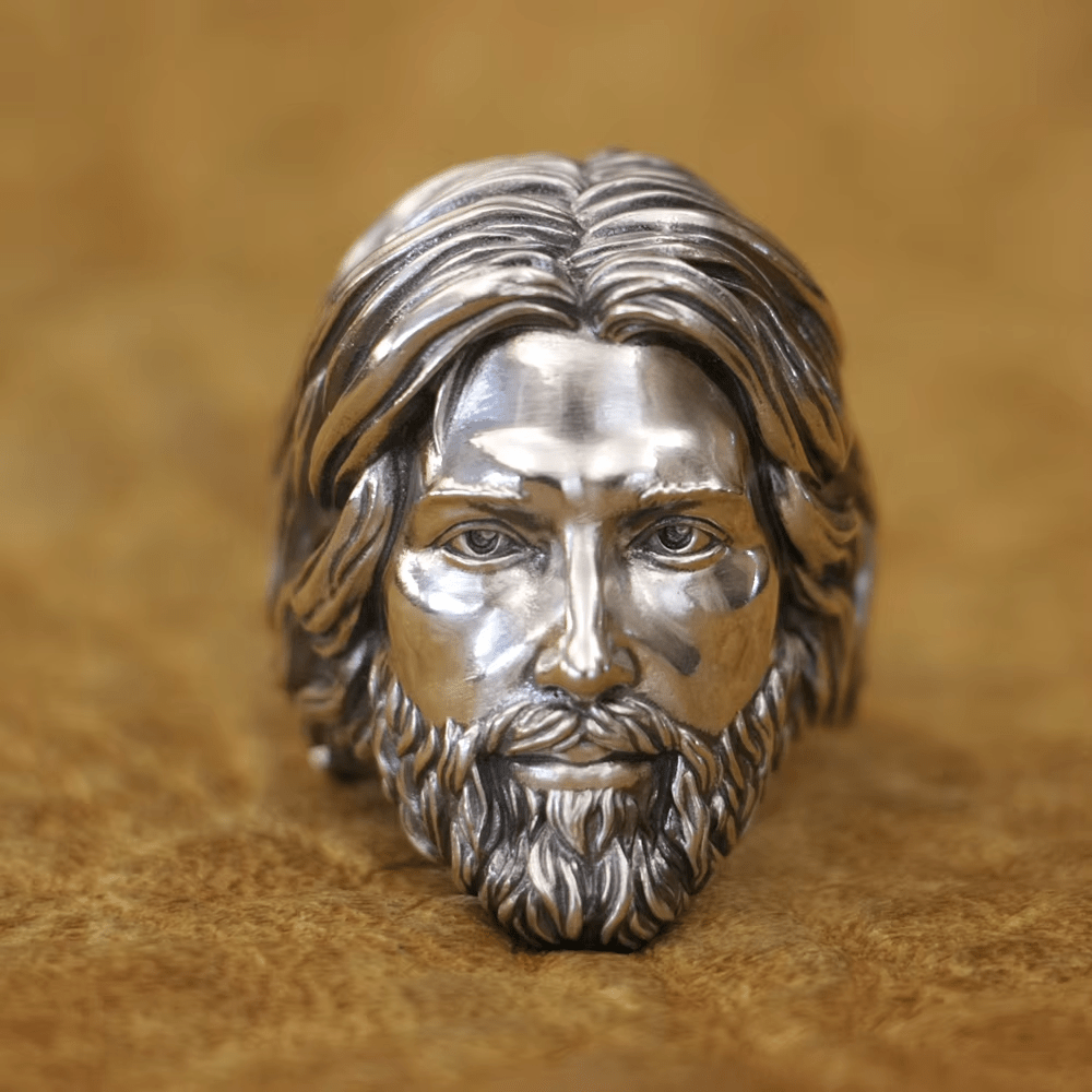 Bague sculptée représentant le portrait sacré de Jésus-Christ, réalisée en argent 925 par Christianartworkshop - image 3