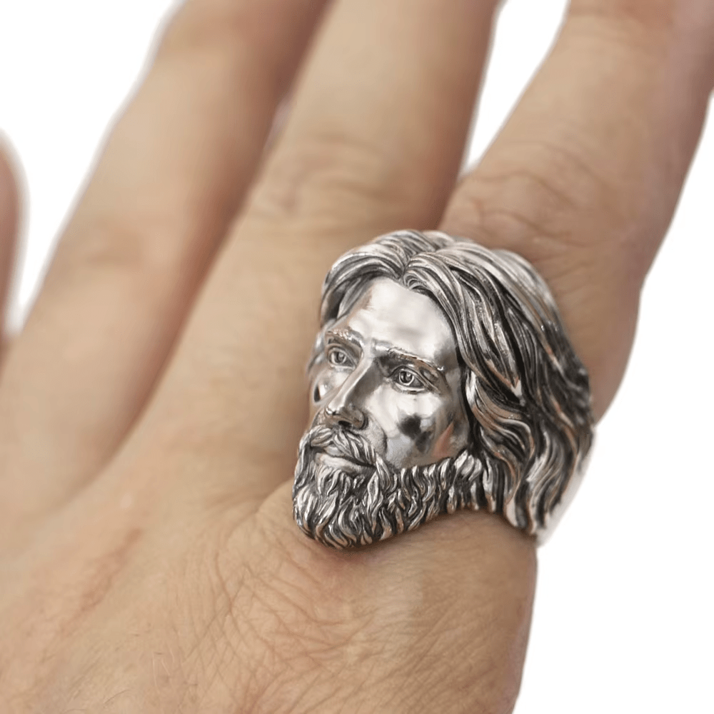 Bague sculptée représentant le portrait sacré de Jésus-Christ, réalisée en argent 925 par Christianartworkshop - image 1