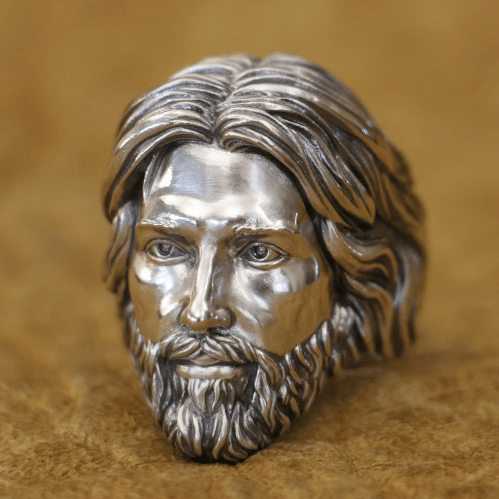 Bague sculptée représentant le portrait sacré de Jésus-Christ, réalisée en argent 925 par Christianartworkshop - image 2