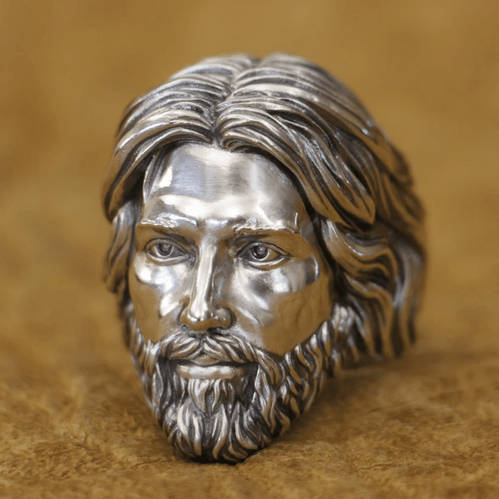 Bague sculptée représentant le portrait sacré de Jésus-Christ, réalisée en argent 925 par Christianartworkshop - image 2
