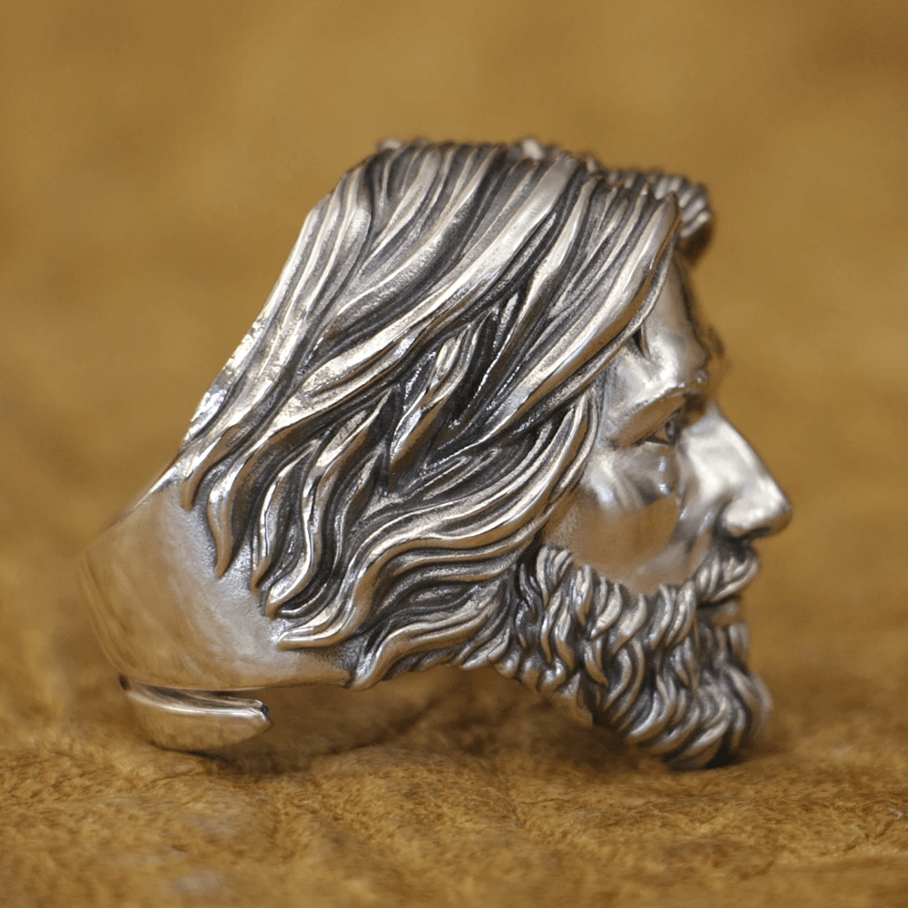 Bague sculptée représentant le portrait sacré de Jésus-Christ, réalisée en argent 925 par Christianartworkshop - image 6