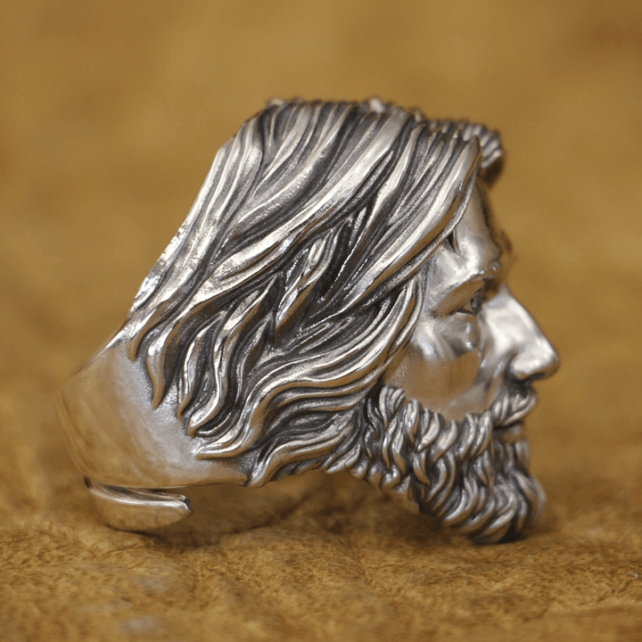Bague sculptée représentant le portrait sacré de Jésus-Christ, réalisée en argent 925 par Christianartworkshop - image 6