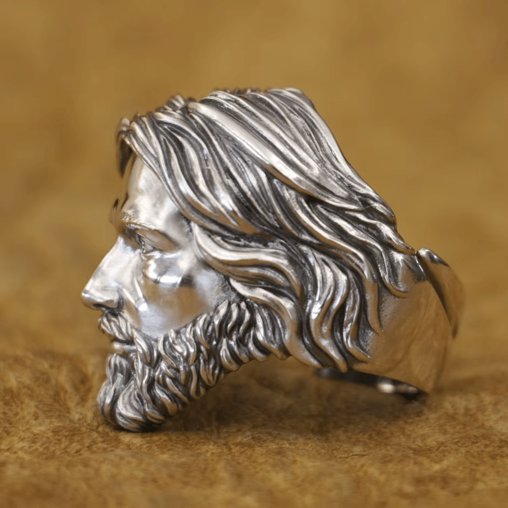 Bague sculptée représentant le portrait sacré de Jésus-Christ, réalisée en argent 925 par Christianartworkshop - image 4