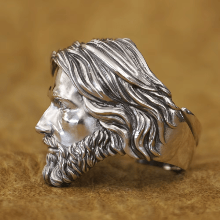 Bague sculptée représentant le portrait sacré de Jésus-Christ, réalisée en argent 925 par Christianartworkshop - image 4