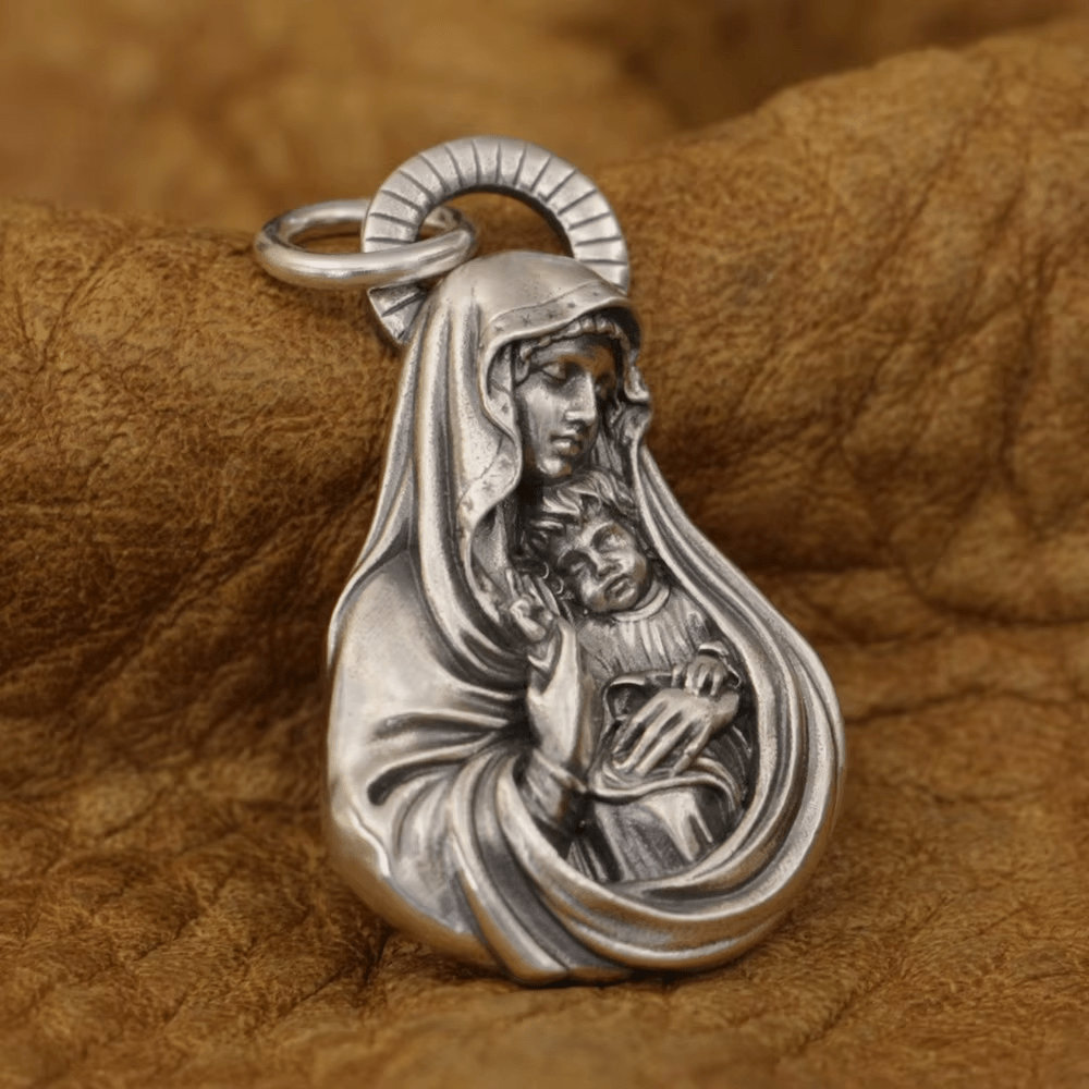Collier pendentif dévotionnel représentant la Vierge à l'Enfant, en argent vieilli, de Christianartworkshop - S (27 mm) - image 0
