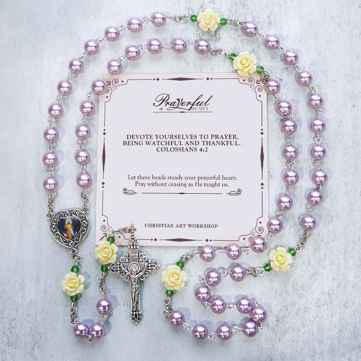 Christianartworkshop FOI PRIÉE : Chapelet de la Miséricorde Divine fait main, orné de perles violettes et de fleurs, avec carte cadeau - FOI PRIÉE - image 0