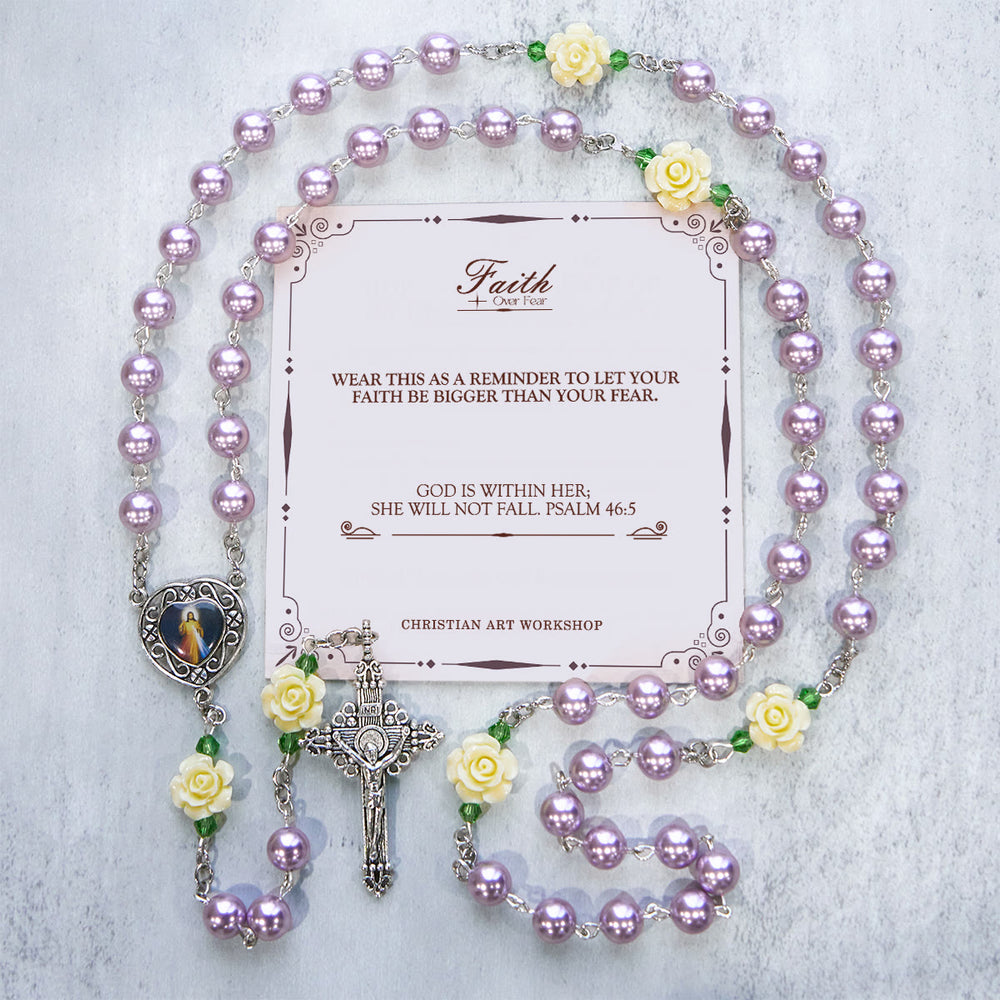 Christianartworkshop FOI PRIÉE : Chapelet de la Miséricorde Divine fait main, orné de perles violettes et de fleurs, avec carte cadeau - LA FOI PLUTÔT QUE LA PEUR - image 1