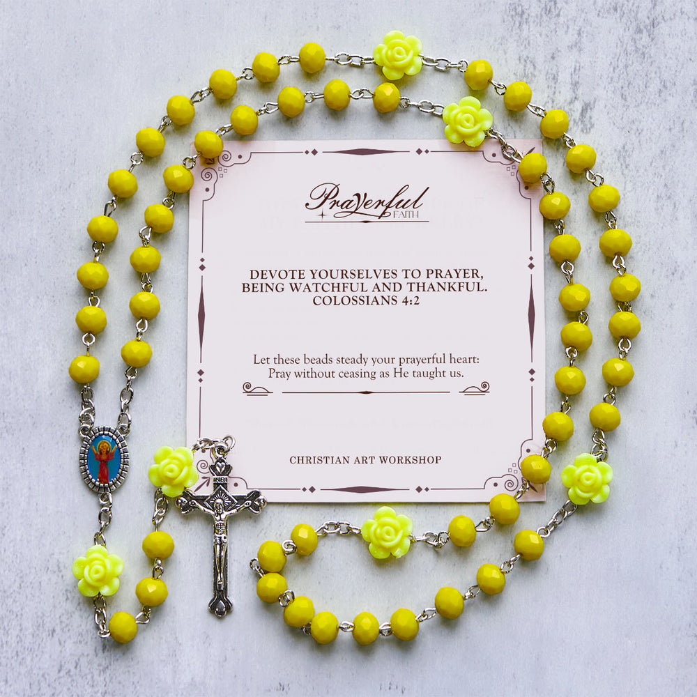 Christianartworkshop FOI PRIÉE : Chapelet polyédrique multicolore à perles de roses et fleurs avec carte cadeau - Jaune - image 1