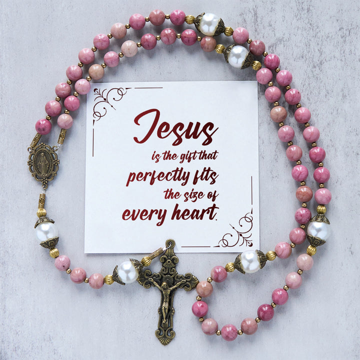 Christianartworkshop Jésus est le cadeau : Chapelet artisanal en pierre et veinure de bois rouge naturel avec carte cadeau - Jésus est le don - image 0