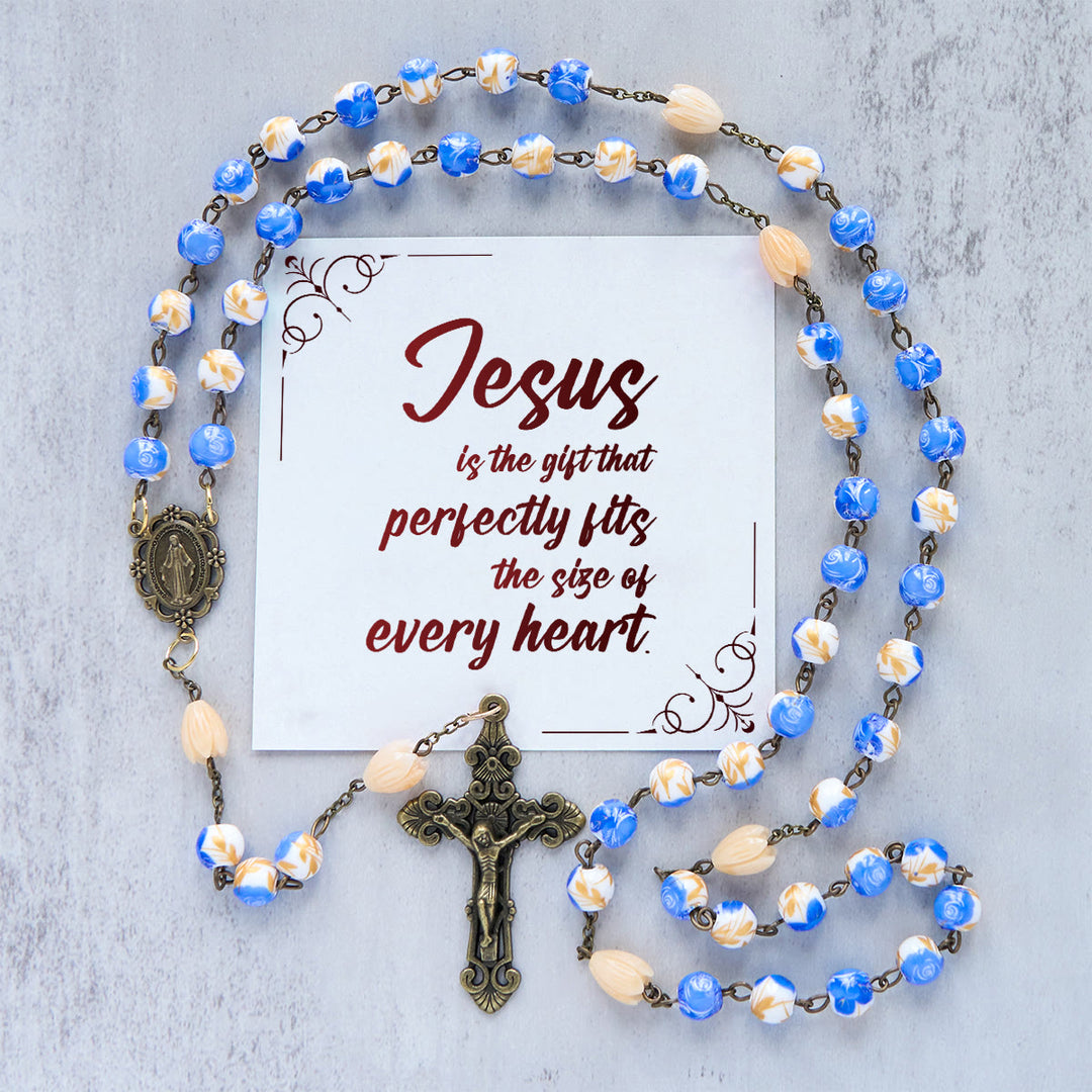 Christianartworkshop Jésus est le don : Chapelet floral fait main avec perles de roses bleues et muguet - Jésus est le don - image 0