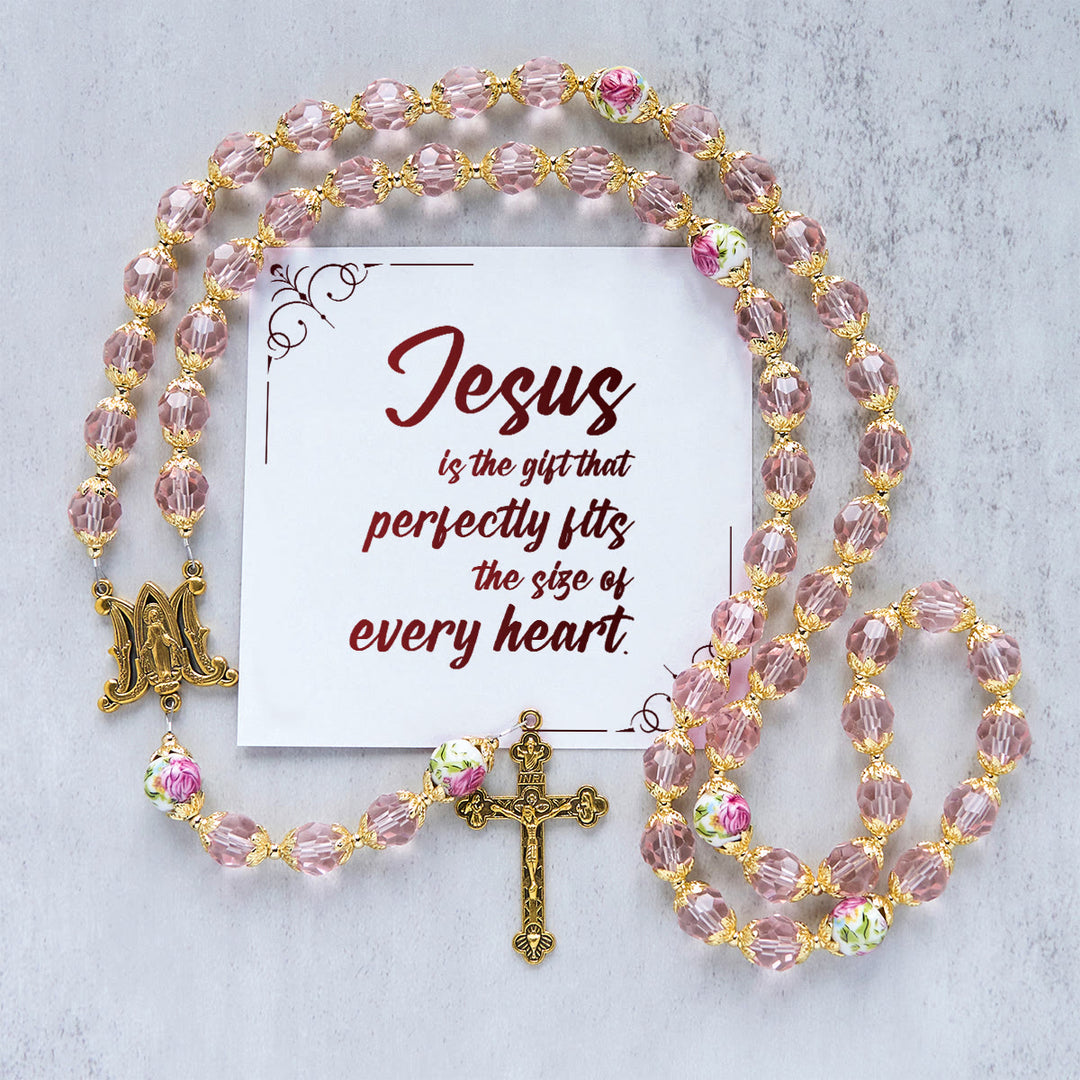 Christianartworkshop Jésus est le cadeau : Crucifix en perles de cristal rose et chapelet de la Vierge Marie avec carte cadeau - Jésus est le don - image 0