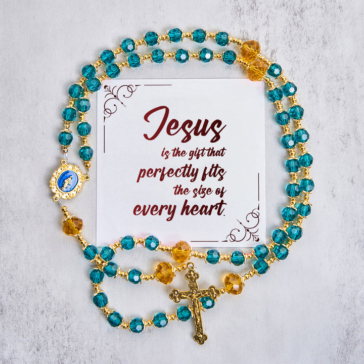 Christianartworkshop Jésus est le cadeau : Chapelet fait main en perles de cristal bleu paon avec carte cadeau - Jésus est le don - image 0