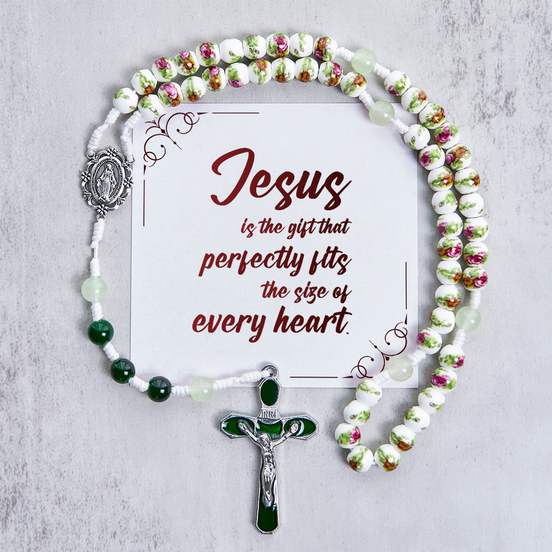 Christianartworkshop Jésus est le cadeau : Chapelet artisanal en perles de roses et fleurs avec carte cadeau - Jésus est le don - image 0