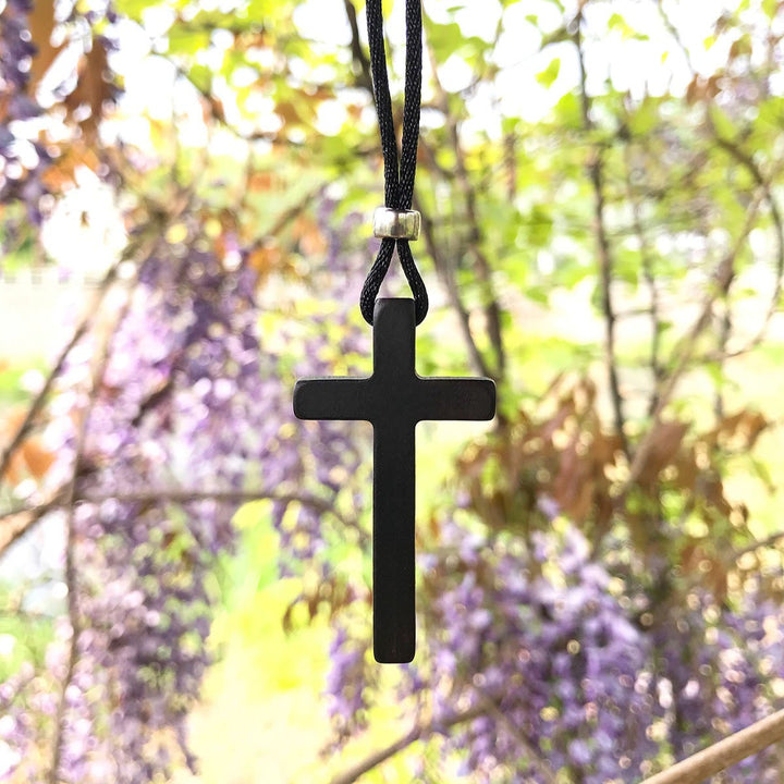 Collier croix classique en ébène naturelle de Christianartworkshop : symbole de foi pure et éternelle - image 1