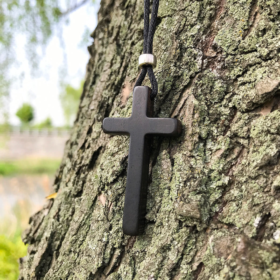 Collier croix classique en ébène naturelle de Christianartworkshop : symbole de foi pure et éternelle - image 4