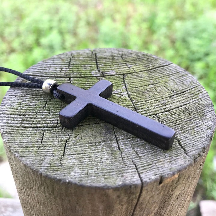 Collier croix classique en ébène naturelle de Christianartworkshop : symbole de foi pure et éternelle - image 7