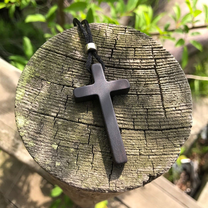 Collier croix classique en ébène naturelle de Christianartworkshop : symbole de foi pure et éternelle - image 5