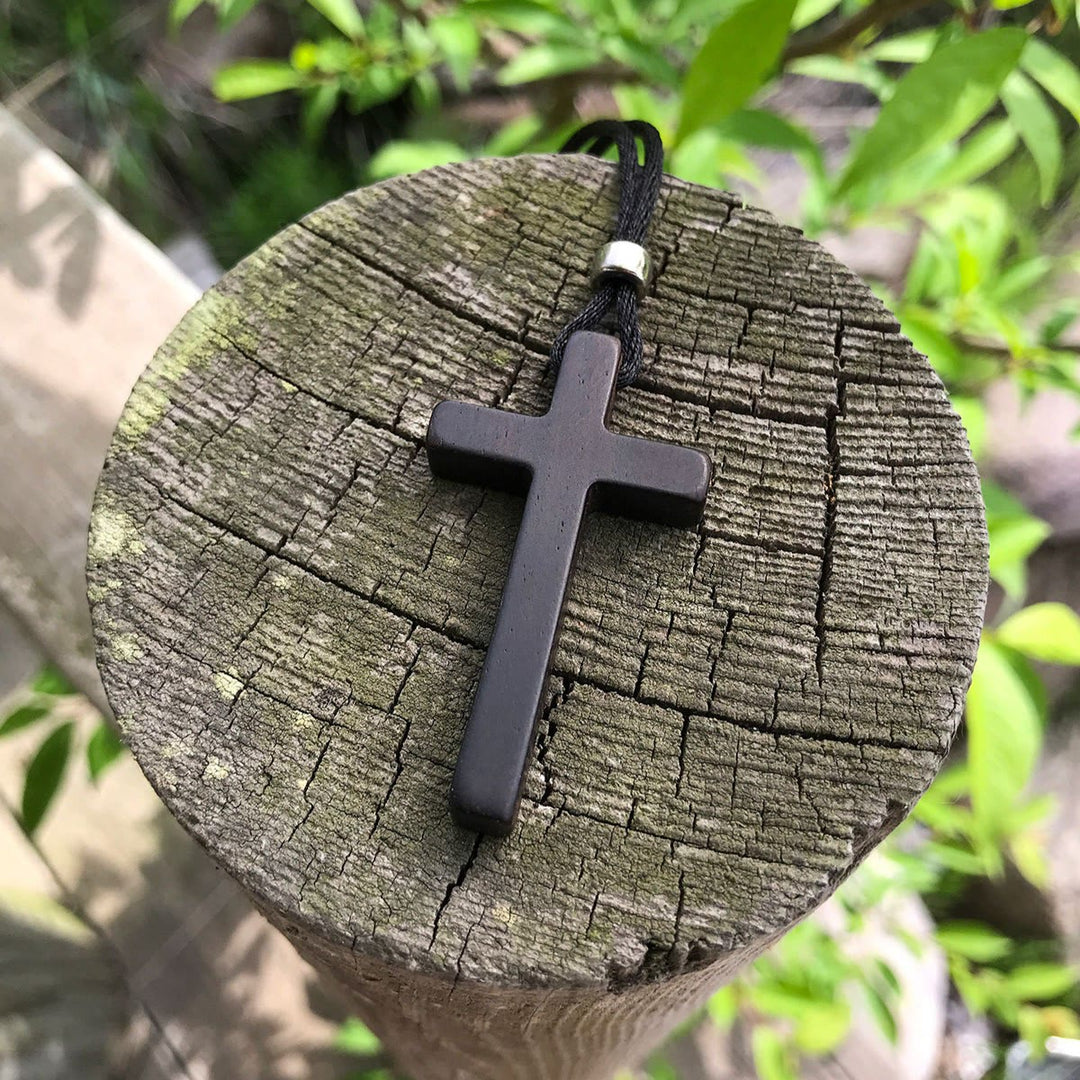 Collier croix classique en ébène naturelle de Christianartworkshop : symbole de foi pure et éternelle - image 6
