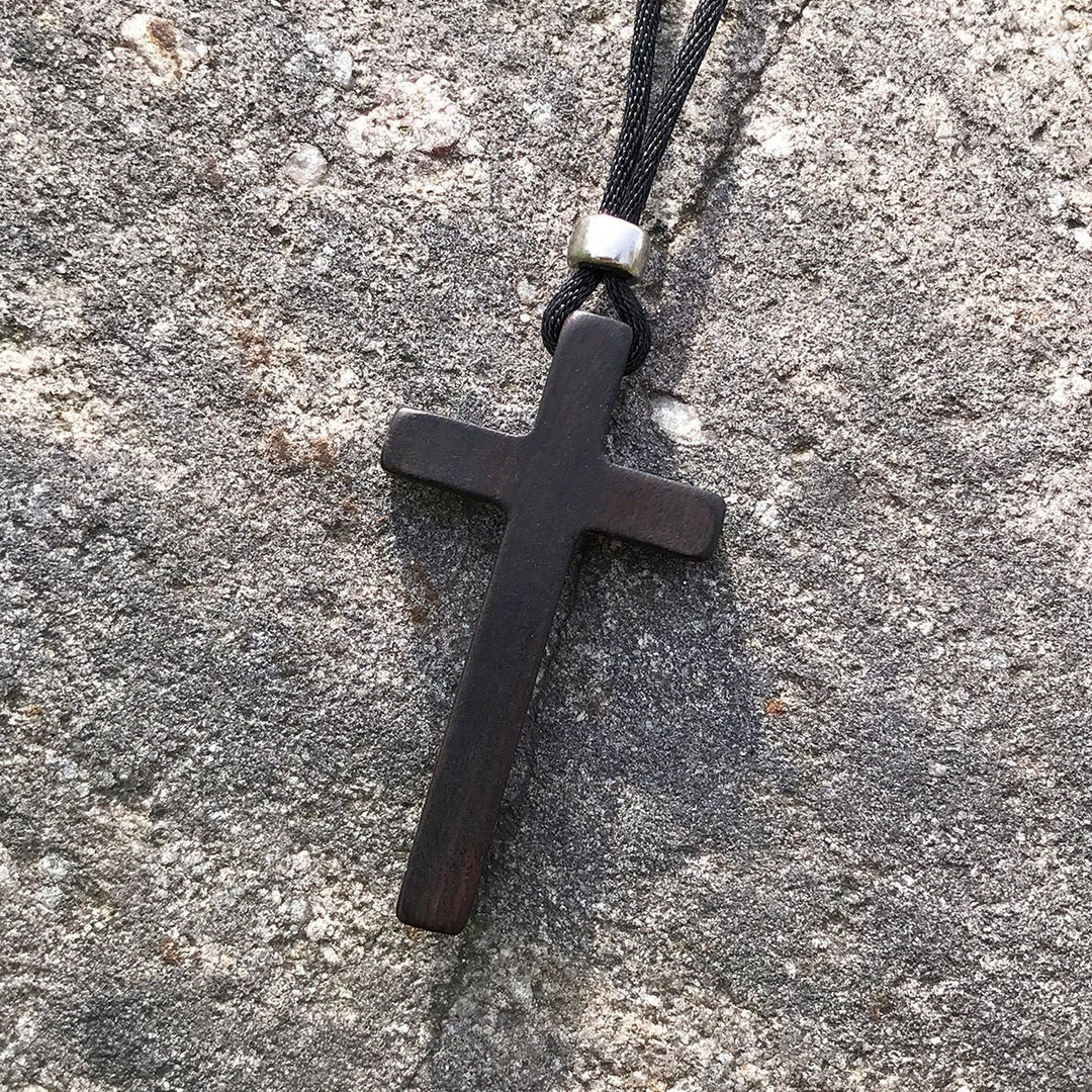 Collier croix classique en ébène naturelle de Christianartworkshop : symbole de foi pure et éternelle - image 3
