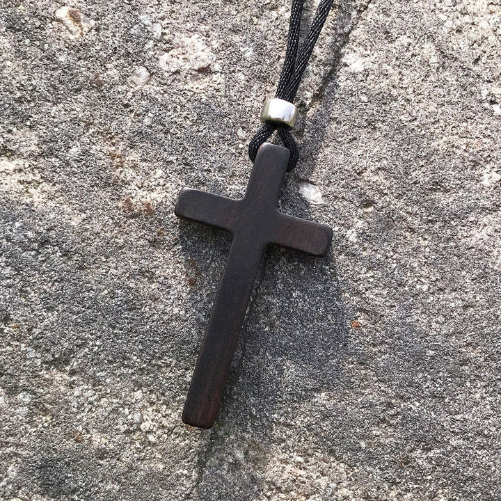Collier croix classique en ébène naturelle de Christianartworkshop : symbole de foi pure et éternelle - image 3