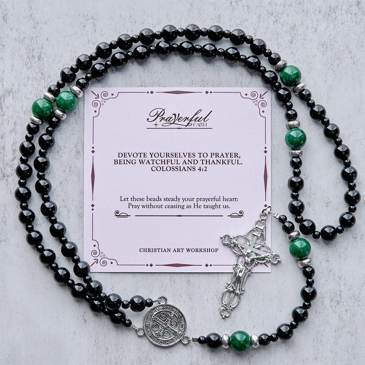 Christianartworkshop FOI PRIÉE : Chapelet fait main en obsidienne et jade, orné d'un crucifix et de perles de 8 mm, avec croix et pendentif Saint Benoît. - FOI PRIÉE - image 0
