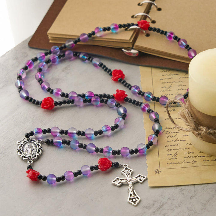 Christianartworkshop Chapelet mystique en perles violettes et bleues givrées, orné de roses rouges et d'une médaille miraculeuse bénie - image 4