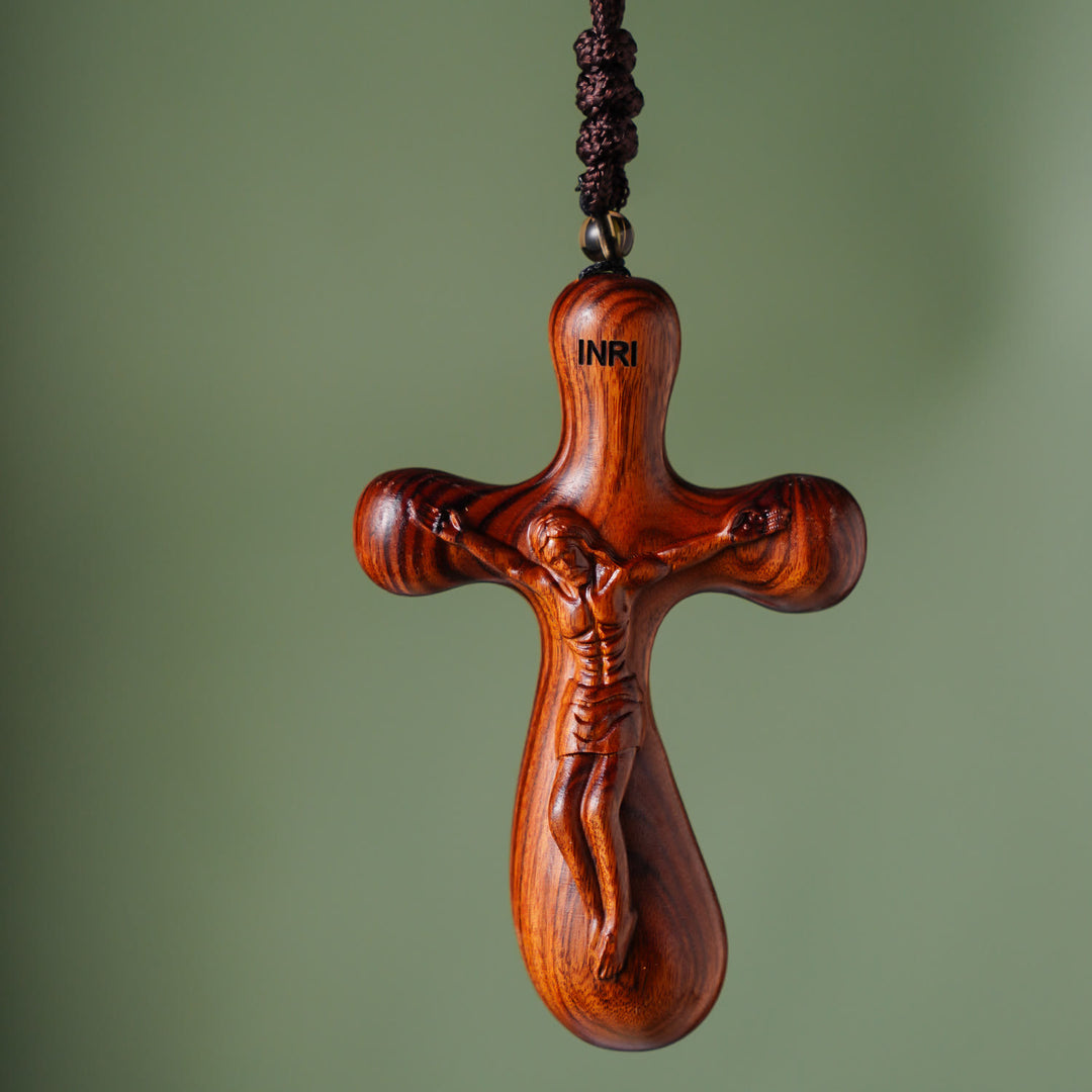 Christianartworkshop Pendentif et collier de voiture crucifix INRI vintage en bois de santal : La dévotion sur la route - Pendentif de voiture - image 0