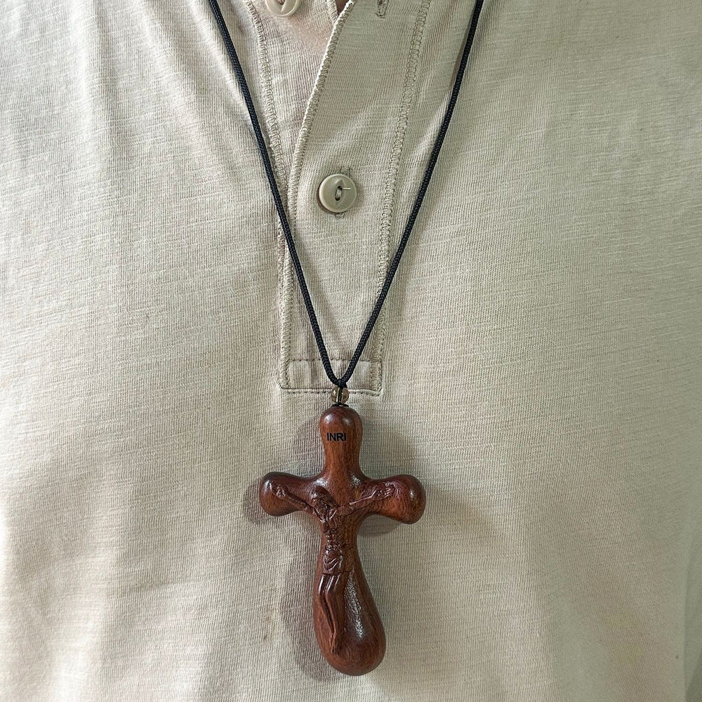 Christianartworkshop Pendentif et collier de voiture crucifix INRI vintage en bois de santal : La dévotion sur la route - Collier - image 1