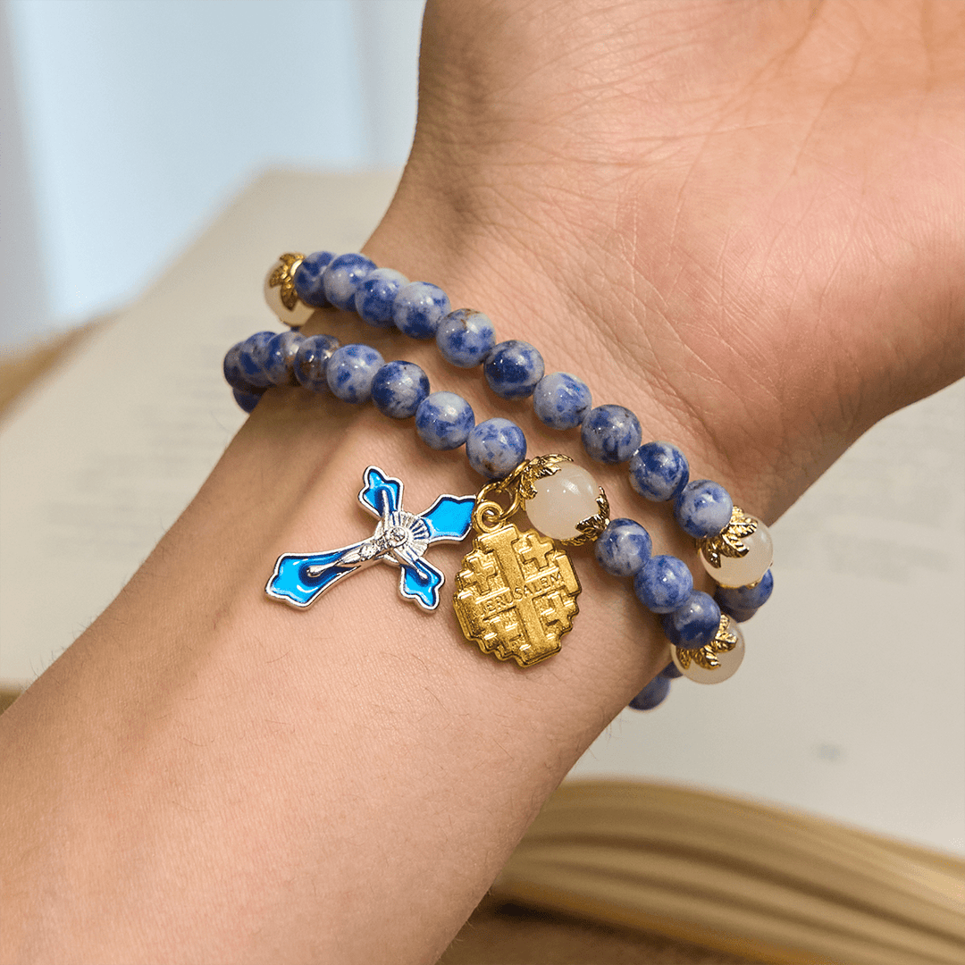 Christianartworkshop Bracelet chapelet artisanal élastique de 4 mm en pierre bleue avec crucifix et croix de Jérusalem - image 1
