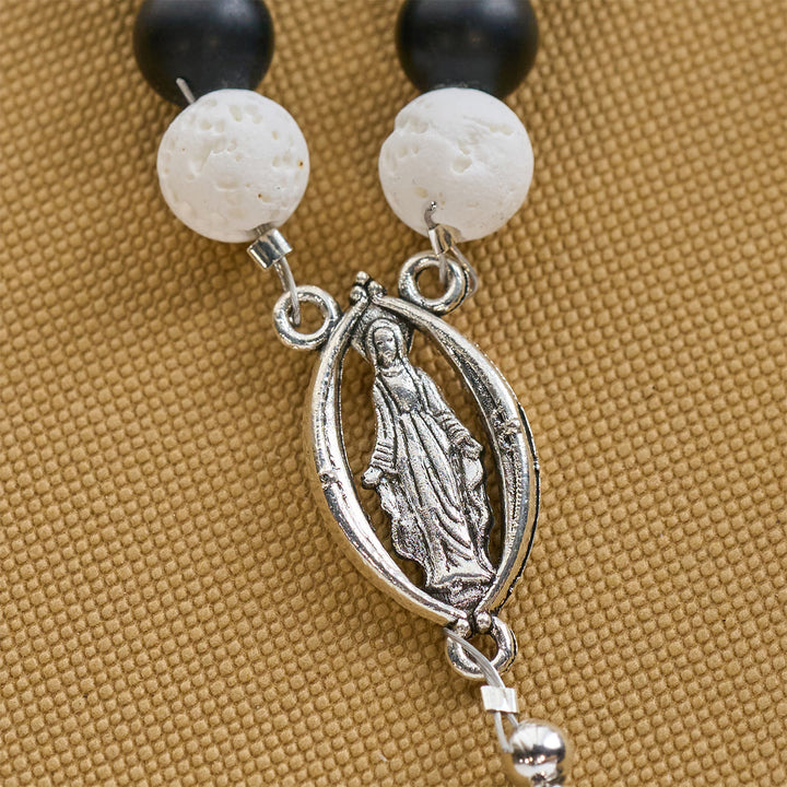 Christianartworkshop Bracelet et chapelet animalier en pierre de lave noire et blanche mate avec pendentifs chat et vache - image 7