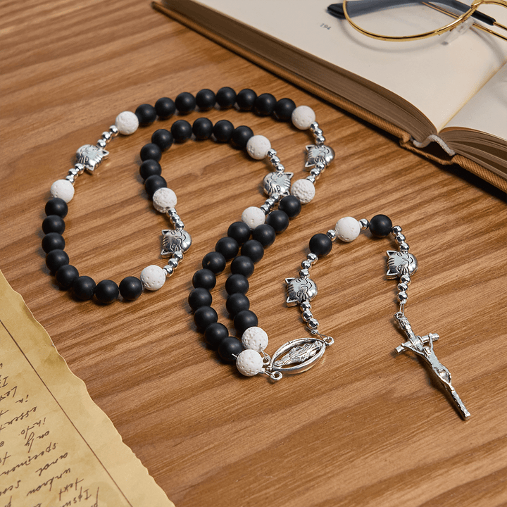 Christianartworkshop Bracelet et chapelet animalier en pierre de lave noire et blanche mate avec pendentifs chat et vache - image 4
