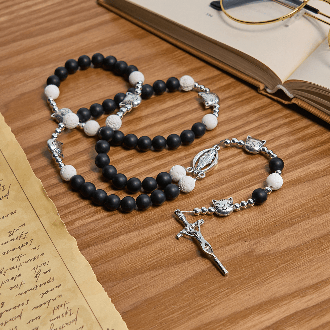 Christianartworkshop Bracelet et chapelet animalier en pierre de lave noire et blanche mate avec pendentifs chat et vache - image 3