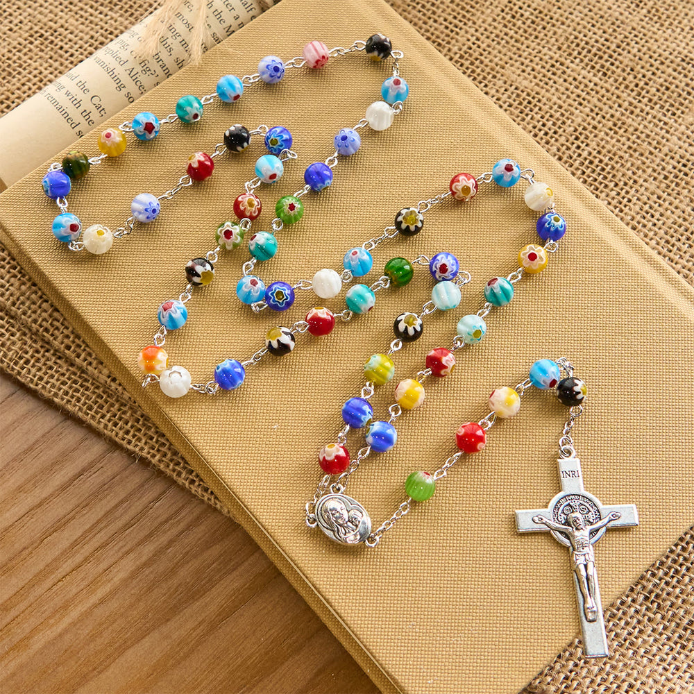Christianartworkshop Chapelet en perles de Murano multicolores à motif floral vibrant, orné d'une Vierge à l'Enfant. - image 1